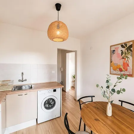 Daire Bright 1br W/ Terrace Near Sea Garden *