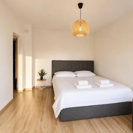 Daire Bright 1br W/ Terrace Near Sea Garden