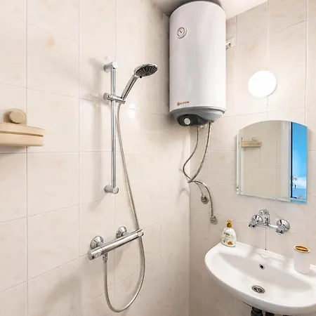 Daire Bright 1br W/ Terrace Near Sea Garden